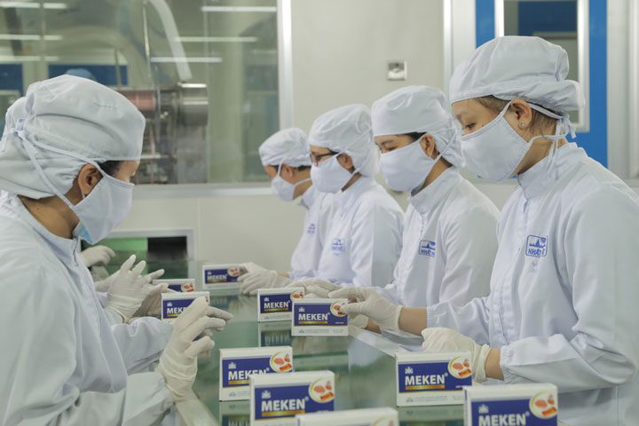 Công nhân viên của Nhất Nhất luôn đảm bảo an toàn và chất lượng sản phẩm